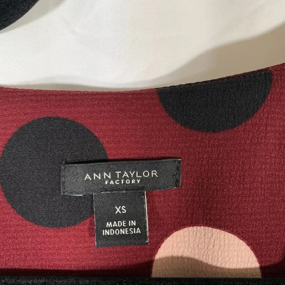 Ann Taylor Blouse Women’s XS Red Polka Dot Cold Shoulder V-neck Top - Picture 4 of 6